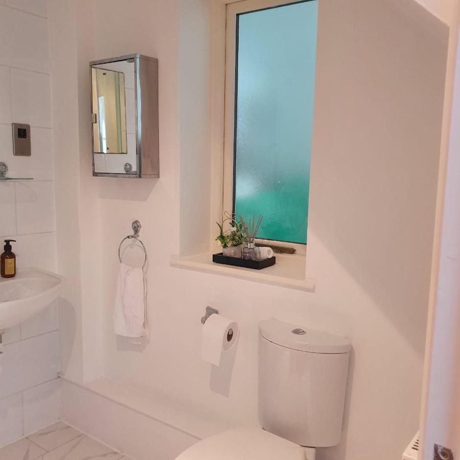 Spacious Beautiful And Warm Cottage With Parking 첼름스퍼드 외부 사진