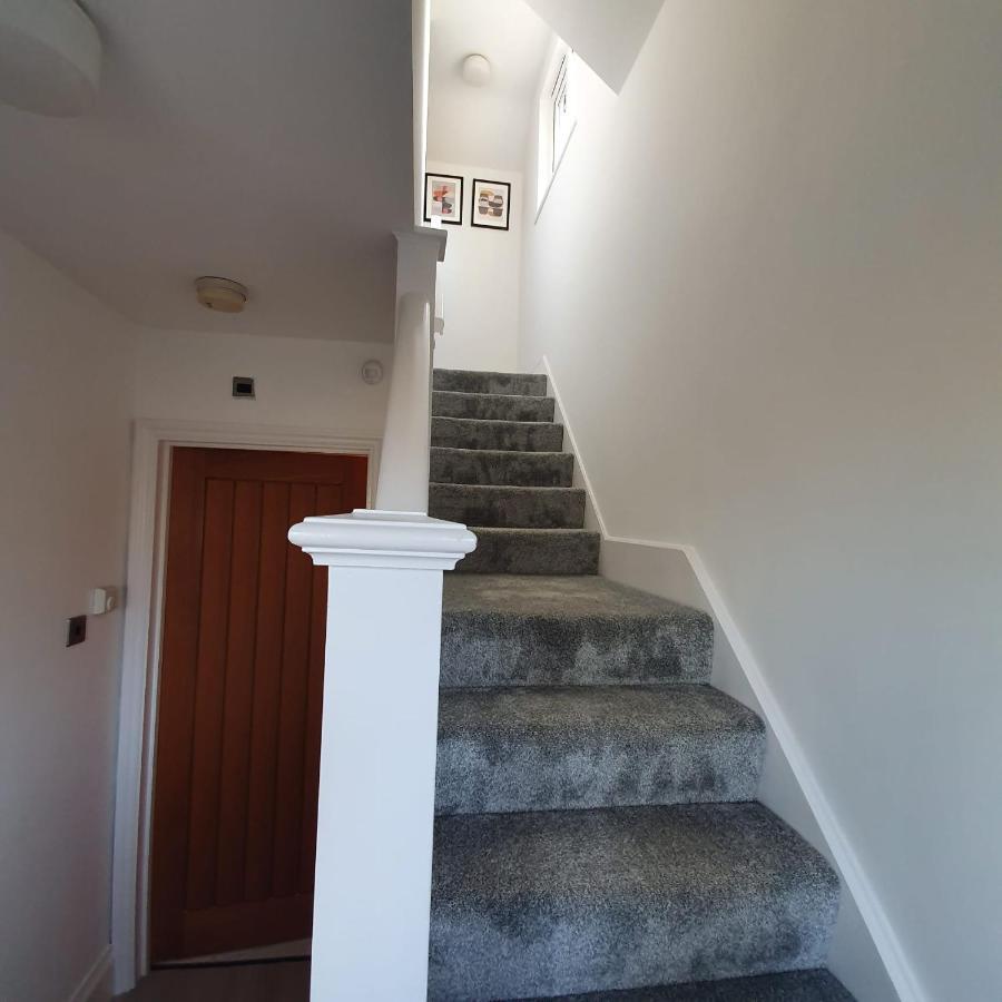 Spacious Beautiful And Warm Cottage With Parking 첼름스퍼드 외부 사진