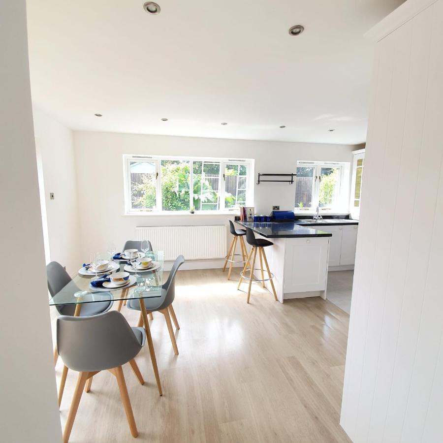 Spacious Beautiful And Warm Cottage With Parking 첼름스퍼드 외부 사진